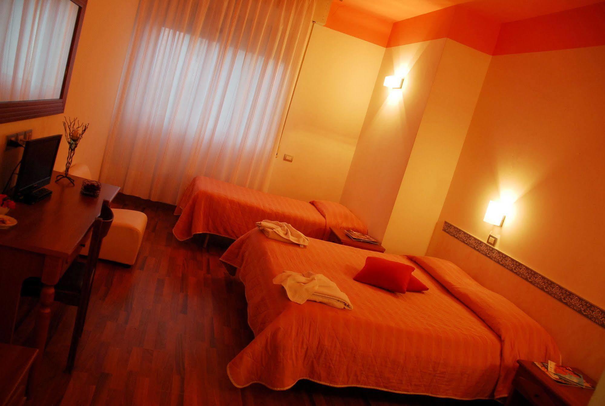 Hotel Golden Rimini Bagian luar foto